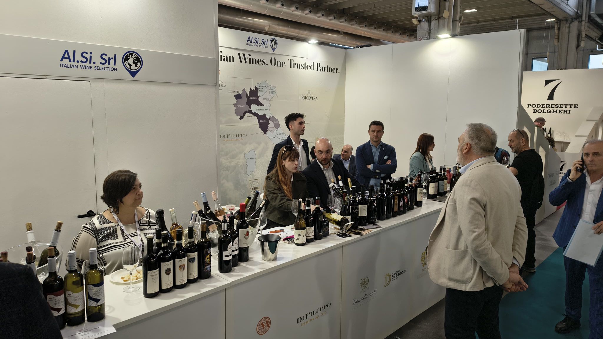 Vinitaly 2026 evidenzia numeri significativi del mercato vinicolo internazionale, con migliaia di aziende, buyer da oltre 130 Paesi e un’ampia presenza di operatori B2B. Partecipare a eventi, degustazioni e momenti di networking rappresenta una leva strategica per sviluppare contatti e opportunità commerciali nel settore del vino.