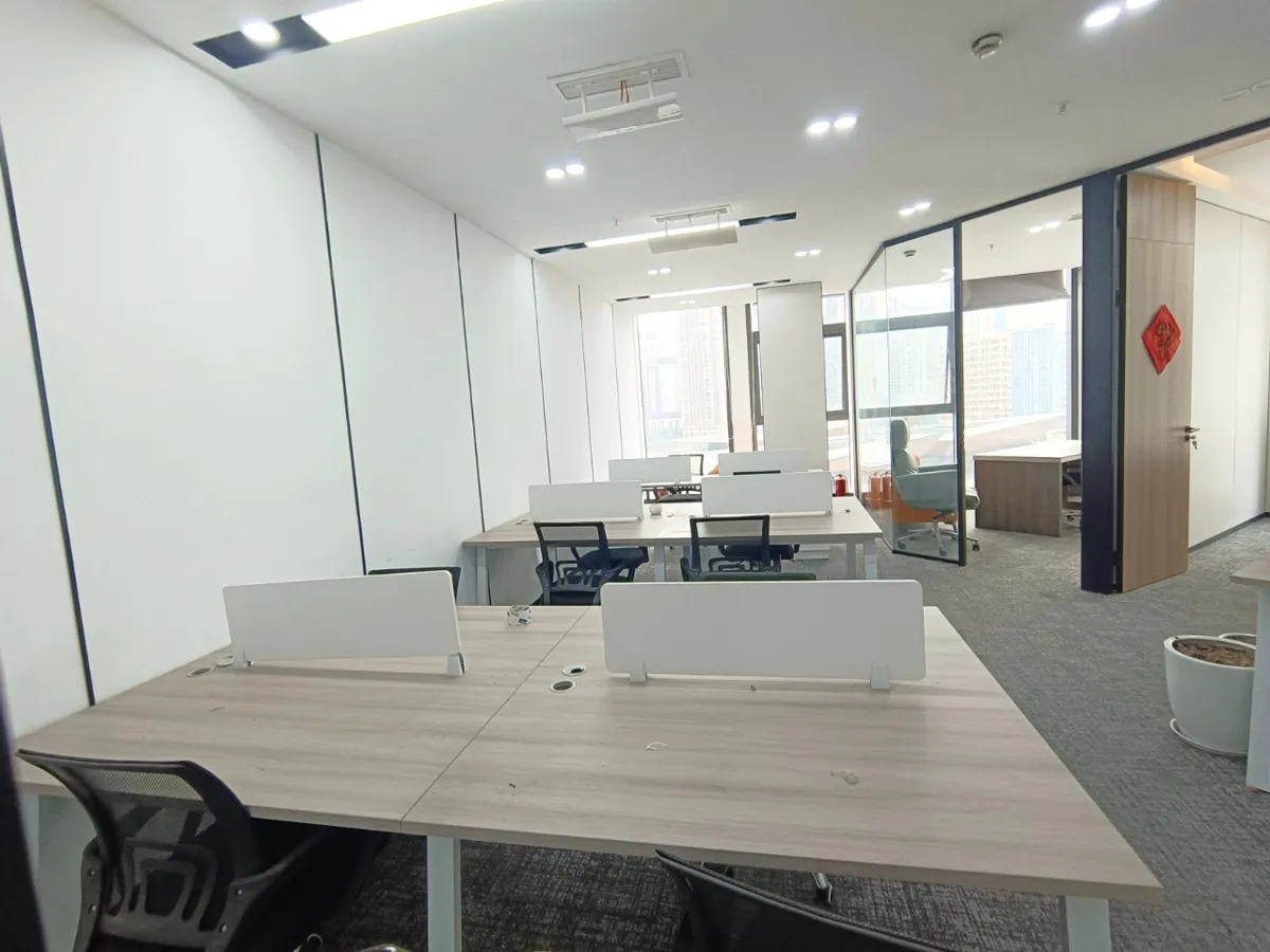 Open space luminoso dell'ufficio per aziende italiane in Cina con area relax