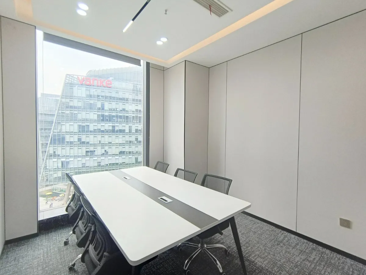 Sala riunioni da sei posti nell'ufficio in Cina a Chengdu a disposizione delle aziende italiane