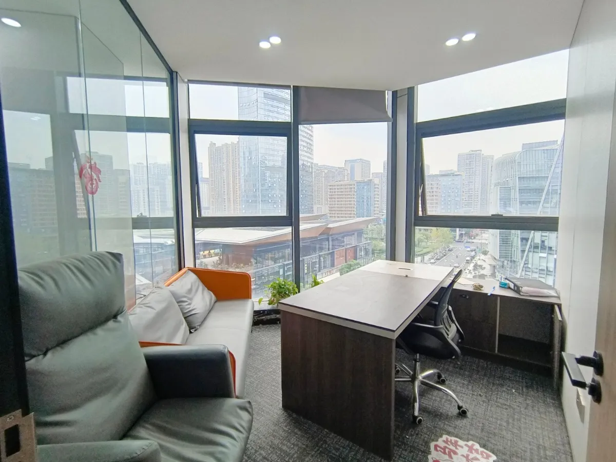 Ufficio direzionale con divano, scrivania e vetrate panoramiche sulla città di Chengdu