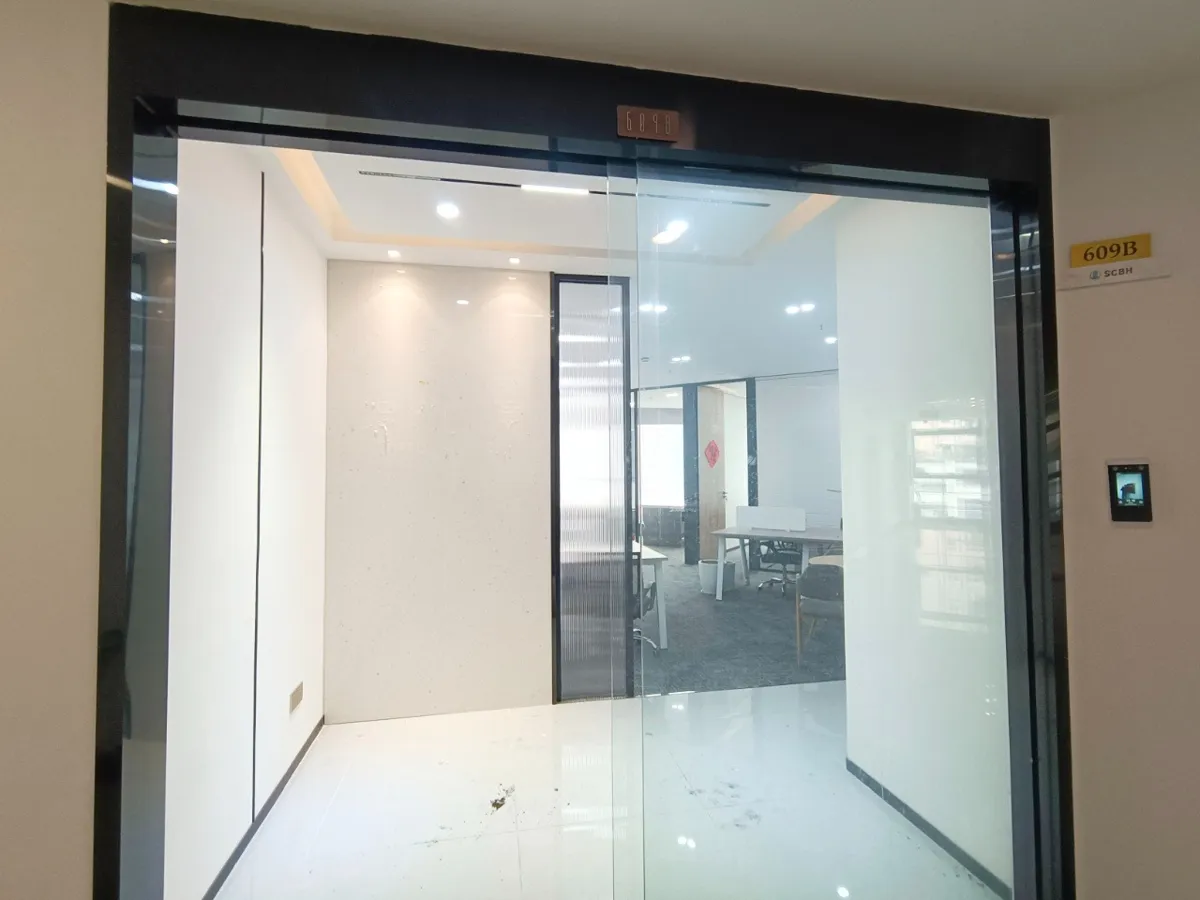 Ingresso a vetri dell'ufficio di rappresentanza in Cina a Chengdu con accesso a riconoscimento facciale